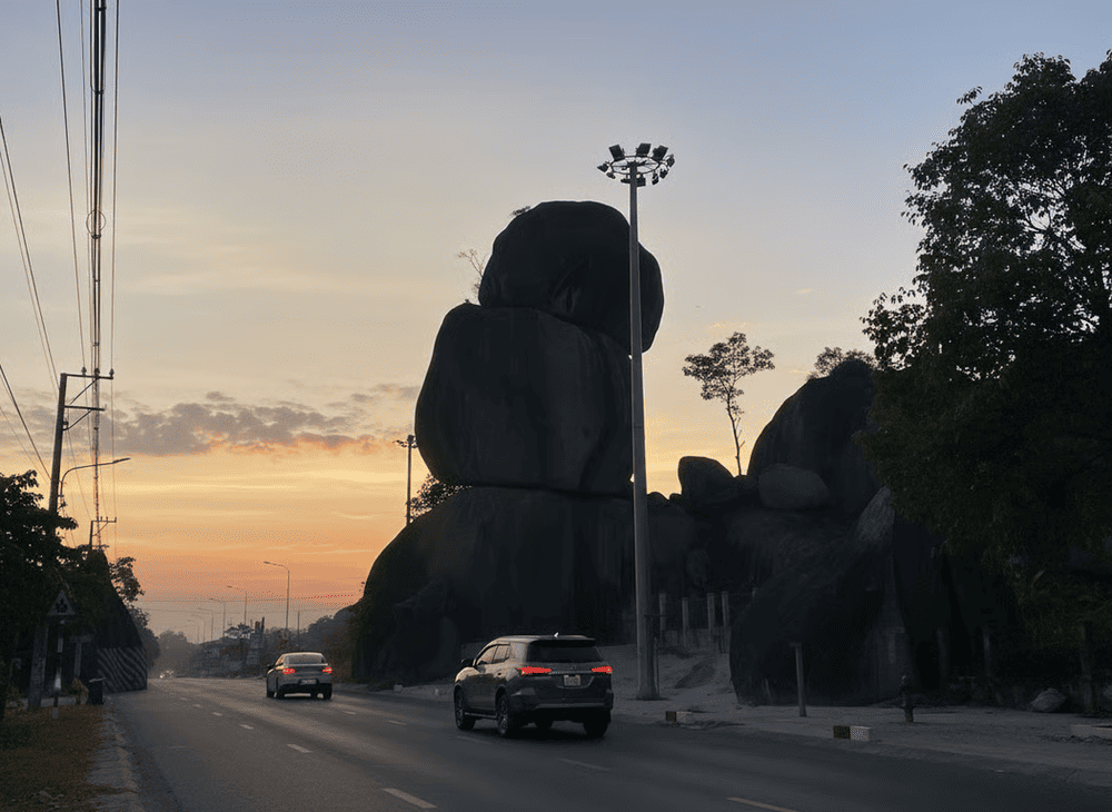 Đ&aacute; Ba Chồng l&agrave; cụm đ&aacute; tự nhi&ecirc;n xếp chồng l&ecirc;n nhau tạo th&agrave;nh h&igrave;nh th&ugrave; kỳ lạ